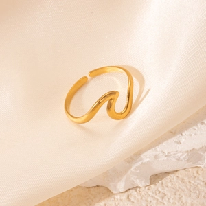 Vue détaillée de la bague ouverte en acier inoxydable doré mat avec un design ondulé