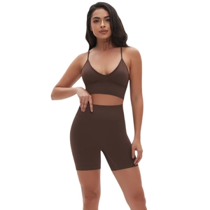 Conjunto de yoga sin costuras marrón oscuro con sujetador en V y pantalones cortos de cintura alta