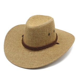 Dettaglio cappello da cowboy in paglia intrecciata con cordino e occhielli metallici