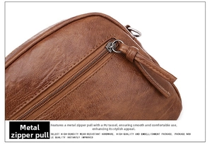 Détail macro du sac bandoulière en cuir PU marron avec surface texturée et tirette de zip