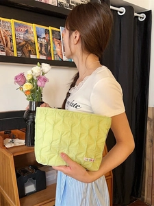 Pochette per cosmetici minimalista verde chiaro trapuntata con design arricciato