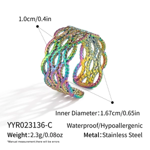 Dettaglio macro dell'anello geometrico a rete arcobaleno con dimensioni e dati materiali