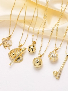 Détail de pendentifs de sport plaqués or 18k avec baseball, football et charms de basket