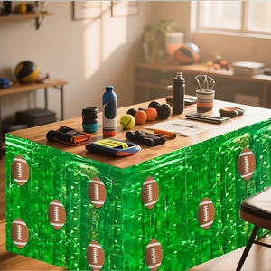 Detalle de falda de mesa de flecos metálicos verdes con patrones de rugby para fiesta