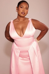 Détail d'une robe en satin rose avec décolleté en V profond et bretelles nouées