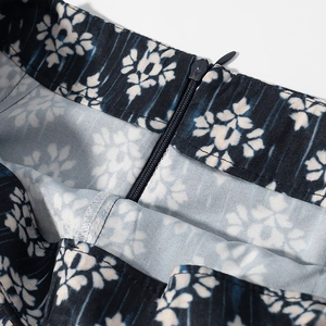 Jupe portefeuille bleu marine avec motif floral géométrique, franges et fermeture