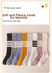 Nahaufnahme von 8 Paar gestreiften, dicken Korallenvlies-Thermosocken in versch. Farben