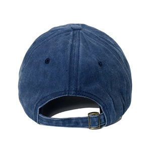 Détail de la casquette de baseball en coton délavé bleu marine avec boucle réglable au dos