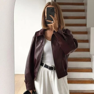 Selfie miroir montrant la coupe d'un blouson biker femme en similicuir bordeaux