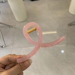 Haarklammer in Rosa mit minimalistischem Schleifendesign und Goldfeder für Damen