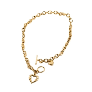 Collier à grosse chaîne dorée avec pendentifs en cœur et fermoir en T sur fond blanc
