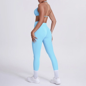 Dettaglio dei leggings yoga celeste a vita alta e reggiseno schiena scoperta opaco