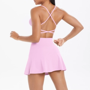 Vue arrière d'un ensemble sport rose avec bretelles croisées et jupe de tennis fitness