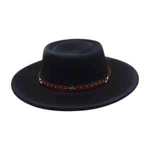 Détail du chapeau fedora avec bande en cuir marron et rivets en forme d'étoile argentée