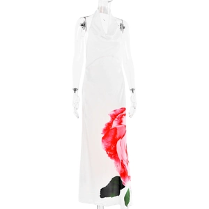 Détail d'une robe longue dos nu blanche avec imprimés de roses rouges et feuilles vertes