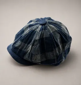 Détail d'une casquette gavroche en velours côtelé à carreaux bleus et gris doux