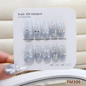 Faux ongles amande faits main bleu brume œil de chat avec fleurs 3D et cristaux