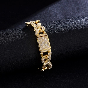 Gros plan du bracelet gourmette doré avec pavé de diamants scintillants et fermoir
