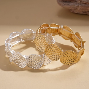 Geometrische Armbänder mit gehämmerter Textur in Gold und Silber mit elastischem Design
