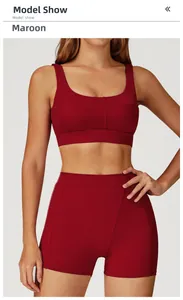 Set yoga bordeaux con reggiseno sportivo di supporto e pantaloncini a vita alta