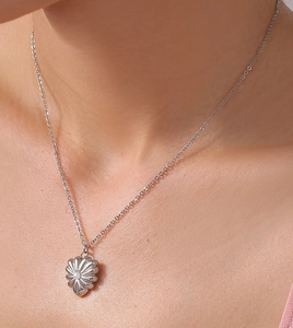 Nahaufnahme der Vintage Herz-Halskette mit Perle auf der Haut für elegante Frauen