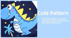 Detalle del estampado de dinosaurio con estrellas en mochila infantil azul