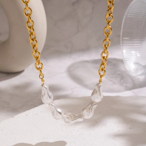 Collier de perles baroques avec chaîne en acier inoxydable plaqué or 18 carats