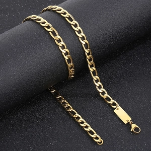 Détail du collier Figaro en acier doré avec fermoir mousqueton et plaque à graver