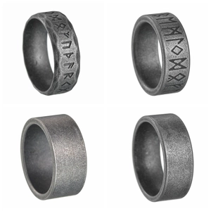 Détails macro de bagues vikings en acier inoxydable vieilli avec runes et texture martelée