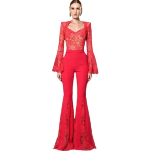 Ensemble rouge en dentelle deux pièces avec haut à manches évasées et pantalon évasé assorti