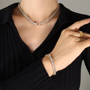 Set gioielli di lusso placcati in oro con zirconi rettangolari su maglia nera