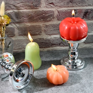 Portacandele moderni in metallo argento con candele decorative a forma di zucca