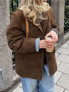 Détails de la veste en daim marron avec col à revers et poches avant à rabat