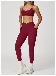 Détail de l'ensemble de yoga bordeaux avec taille en V croisée et poches latérales