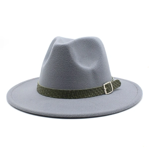 Dettaglio cappello fedora in lana grigia con cinturino in pelle intrecciata oliva e fibbia