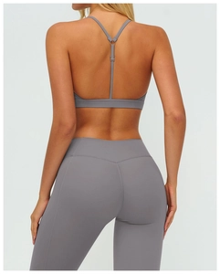 Vue arrière de l'ensemble de yoga gris avec soutien-gorge dos en Y et legging taille haute