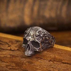 Bague Crâne Gothique Rétro pour Homme Femme Punk Style Sombre Bijoux à Motifs Sculptés pour Halloween Jour des Morts Cadeau de Fête