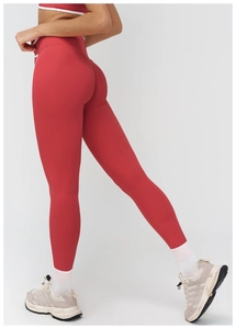 Vista dettagliata dei leggings da yoga rossi a vita alta che mostrano l'effetto push-up