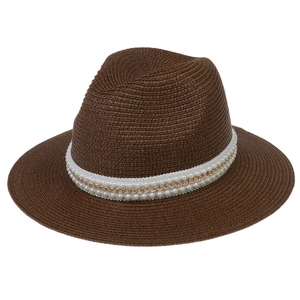 Détail du chapeau Panama en paille marron avec ruban de perles et fines chaînes dorées