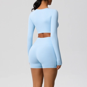 Achteraanzicht van lichtblauwe yogaset met crop top met lange mouwen en sportshort