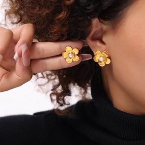 Boucles d'oreilles fleurs dorées avec perles pour femmes au design floral minimaliste