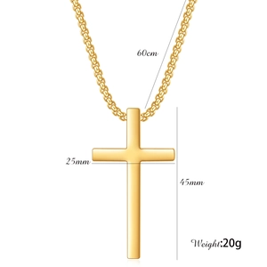 Détails des dimensions du pendentif croix dorée avec une chaîne de 60 cm de longueur
