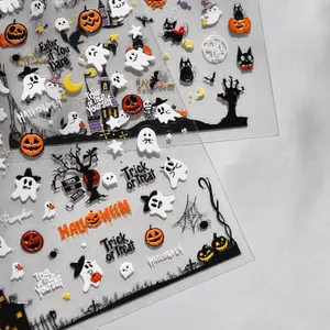 Vue macro d'autocollants 3D gaufrés pour ongles Halloween avec citrouilles et fantômes