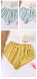 Détails du short d'intérieur en satin avec taille haute élastique et ourlet incurvé bleu et jaune