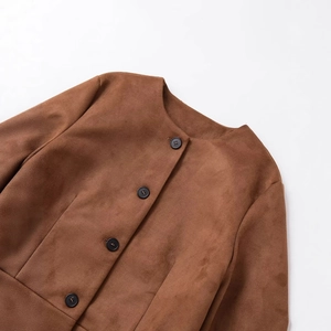 Minimalistische braune Wildlederjacke mit Rundhalsausschnitt und schwarzen Knöpfen