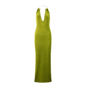 Détail d'une robe longue vert olive avec décolleté en V profond et collier en métal doré