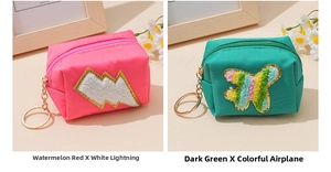 Detail von Chenille-Blitz- und Flugzeug-Patches auf Mini-Taschen aus Nylon mit Schlüsselring