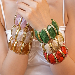 Gros plan sur des bracelets bohèmes en résine acrylique avec cadre doré