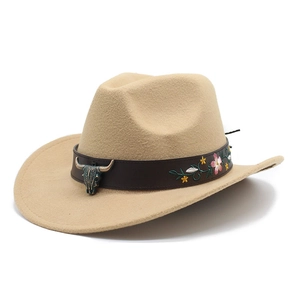Détail d'un chapeau de cowboy en feutre avec tête de taureau vintage et broderie florale