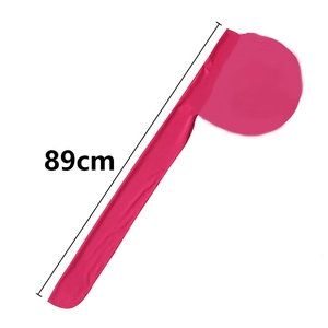 Dettaglio durag in seta rosa che mostra la coda funzionale lunga ben 89 centimetri
